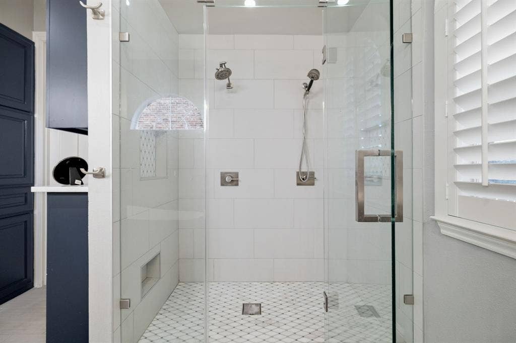 5748 Clarendon Drive, Plano, TX 75093 Oversized shower with dual shower heads & toiletries niches