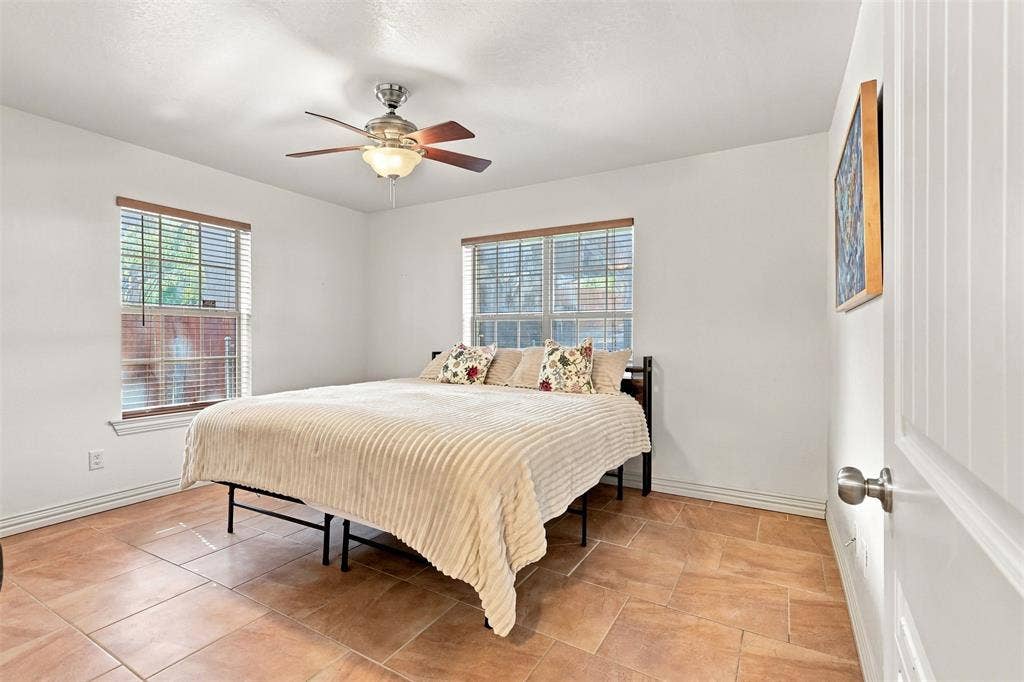 284 Shoreline Drive N, Azle, TX 76020 Tile flooring