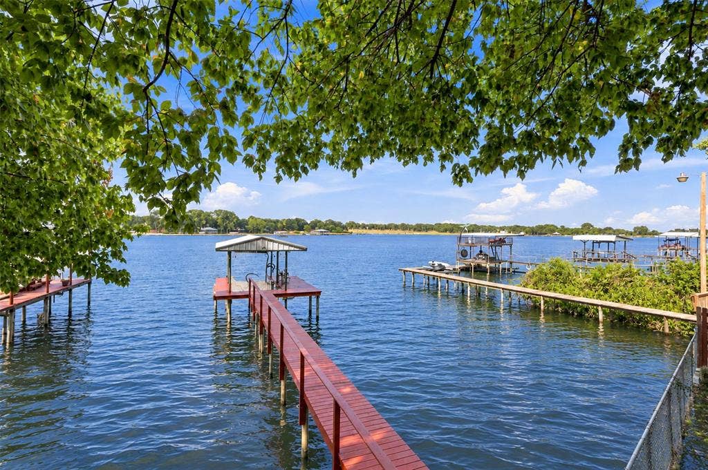 284 Shoreline Drive N, Azle, TX 76020 Expansive water frontage featuring multiple docks, a covered boat slip, and direct water access