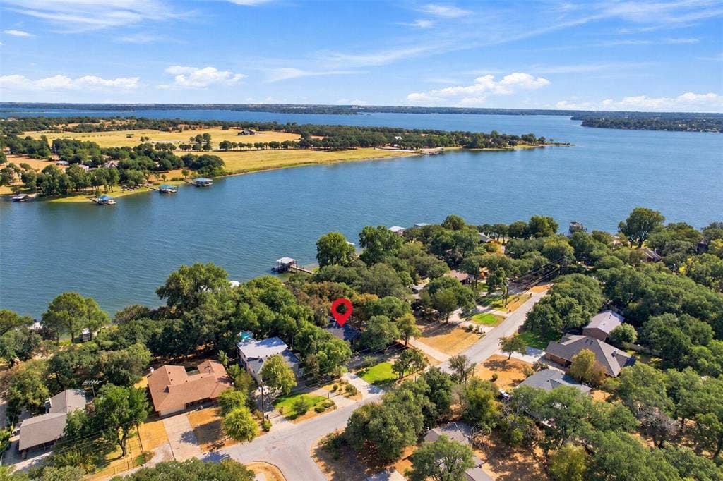 284 Shoreline Drive N, Azle, TX 76020 Waterfront community with mature trees and direct water access
