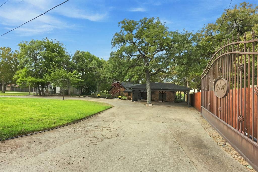 284 Shoreline Drive N, Azle, TX 76020 Private Gated front U-shaped drive