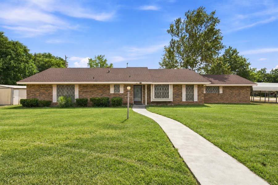 Property photo for 101 W Avenue G, Valley Mills, TX