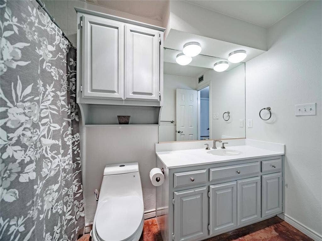 3112 San Jacinto Street, Dallas, TX 75204 downstairs guest bathroom