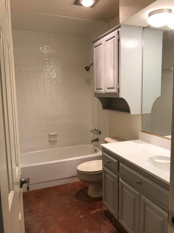 3112 San Jacinto Street, Dallas, TX 75204 downstairs guest bathroom with tub