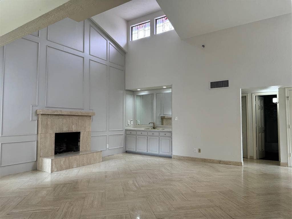 3112 San Jacinto Street, Dallas, TX 75204 Spacious living with vaulter ceiling