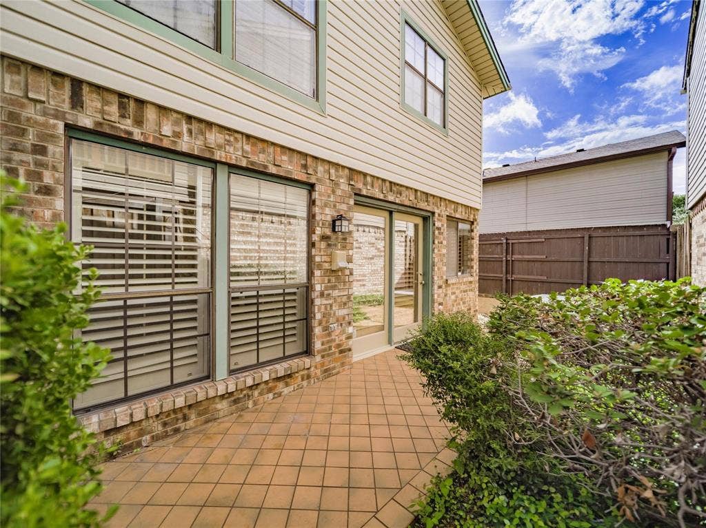 3112 San Jacinto Street, Dallas, TX 75204 side yard