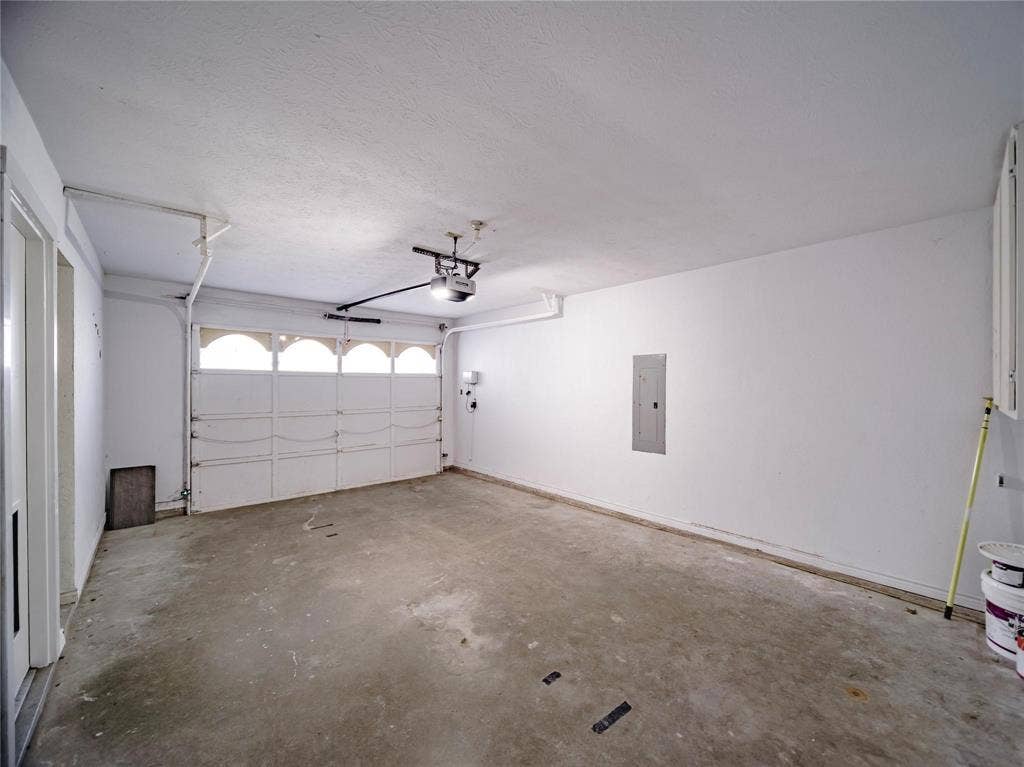 3112 San Jacinto Street, Dallas, TX 75204 1 car garage