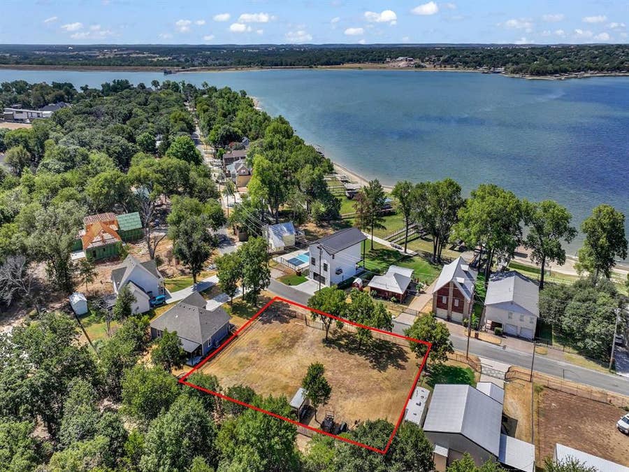 Property photo for 1518 E Lake Drive, Weatherford, TX