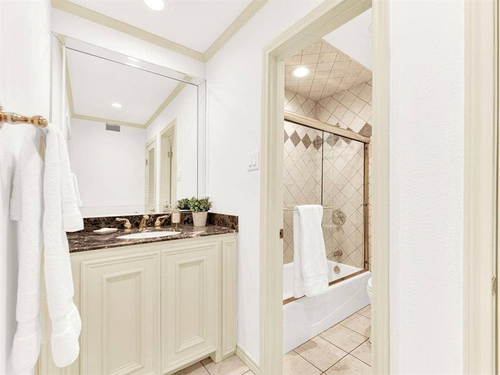 Ensuite Bath 1