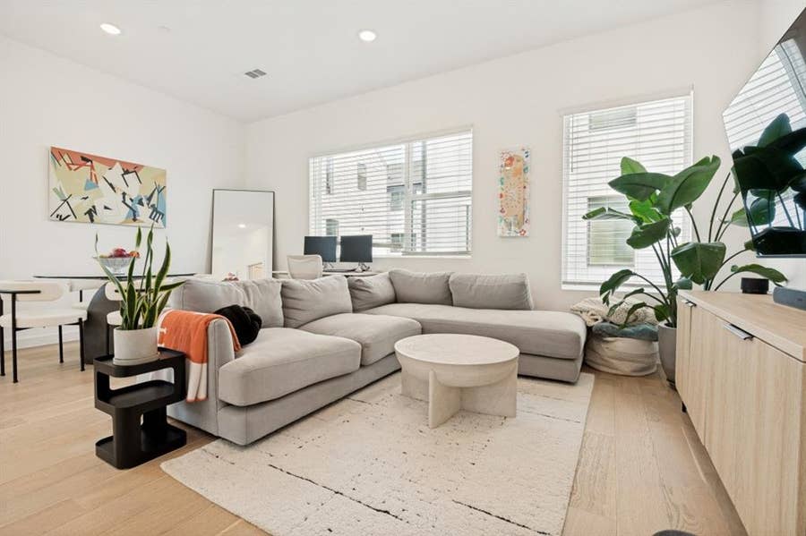 Property photo for 427 W 10th Street, #201, Dallas, TX