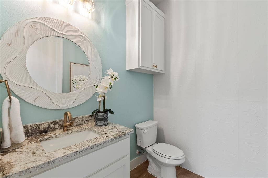 625 Turner Drive, Trinidad, TX 75163 Half bathroom on level one