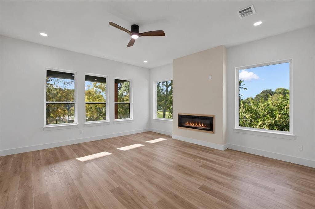 625 Turner Drive, Trinidad, TX 75163 Upstairs waterside facing primary suite