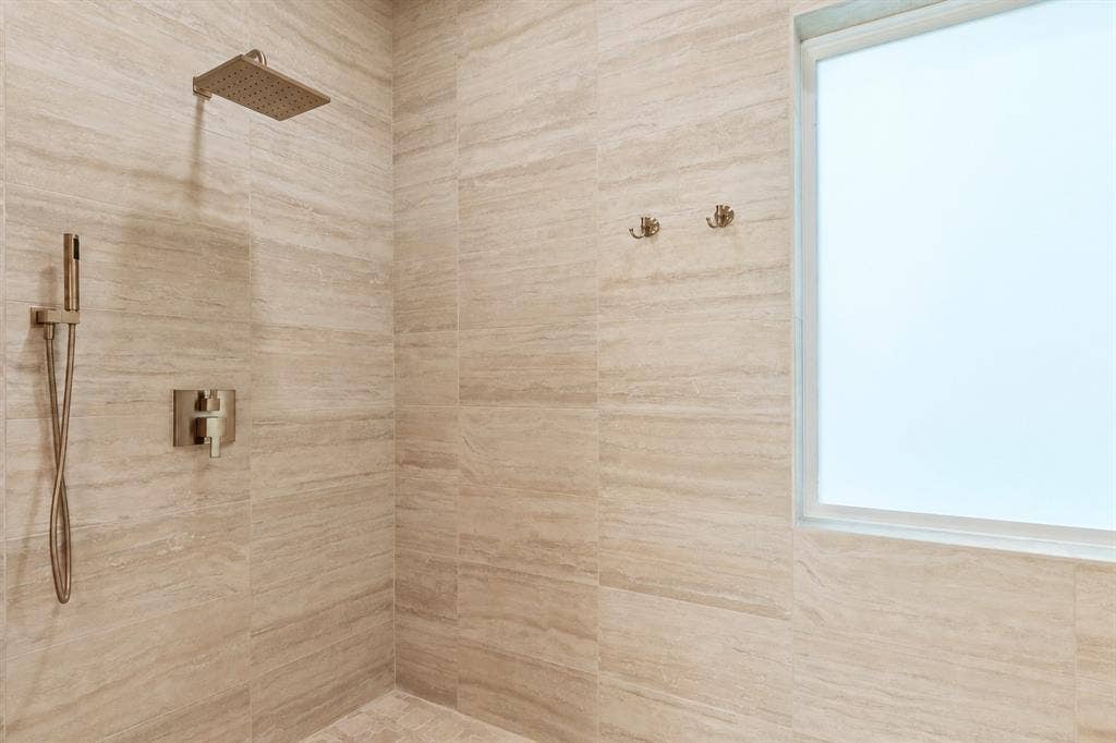 625 Turner Drive, Trinidad, TX 75163 Upstairs primary bathroom