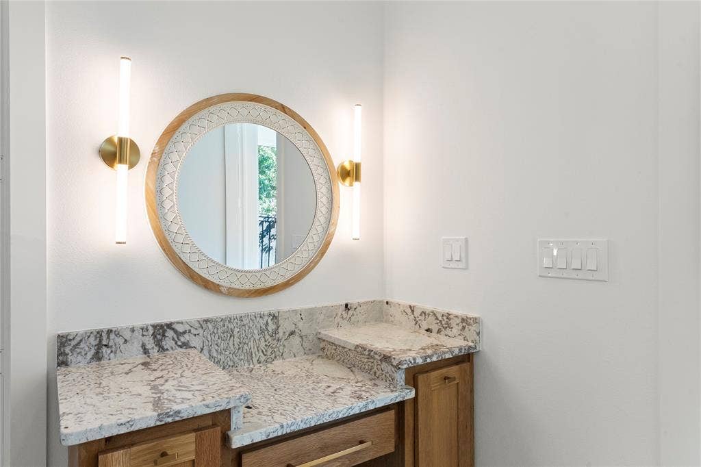 625 Turner Drive, Trinidad, TX 75163 Primary ensuite vanity