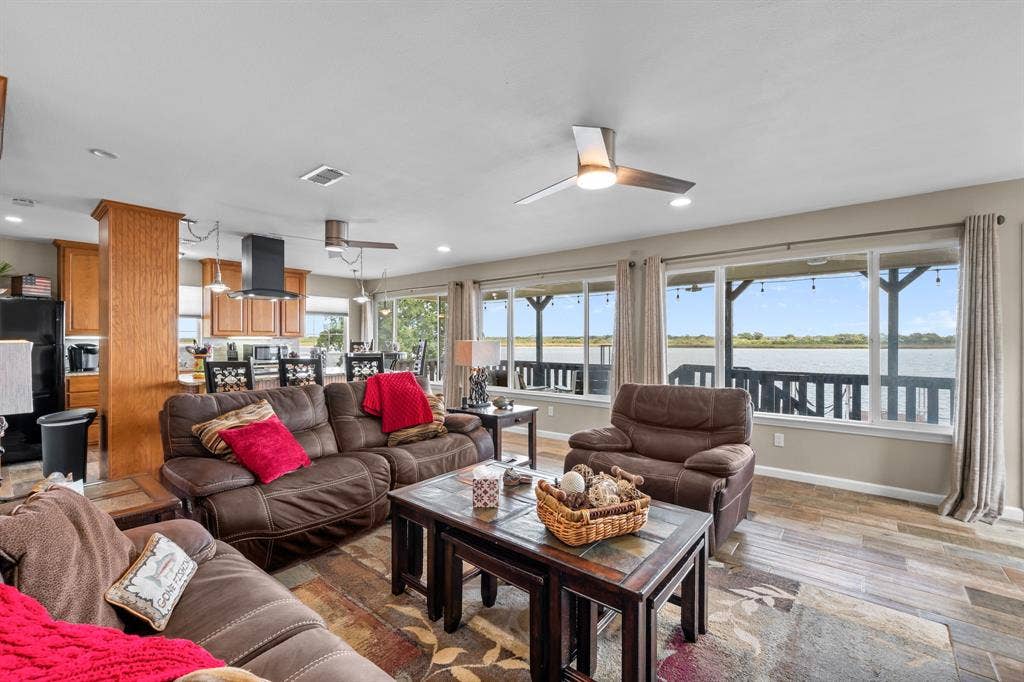 5901 Parkside Court, Granbury, TX 76048 5901 Parkside Court, Granbury, TX 76048