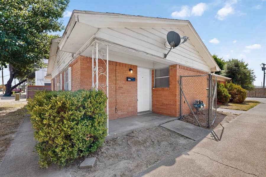 Property photo for 222 W Union Bower Road, Irving, TX