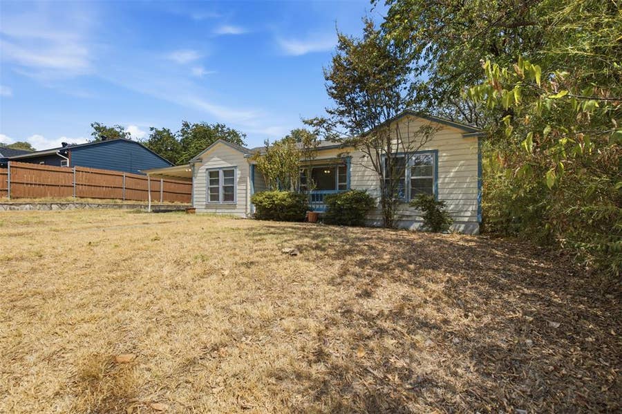 Property photo for 809 S Brazos Street, Weatherford, TX