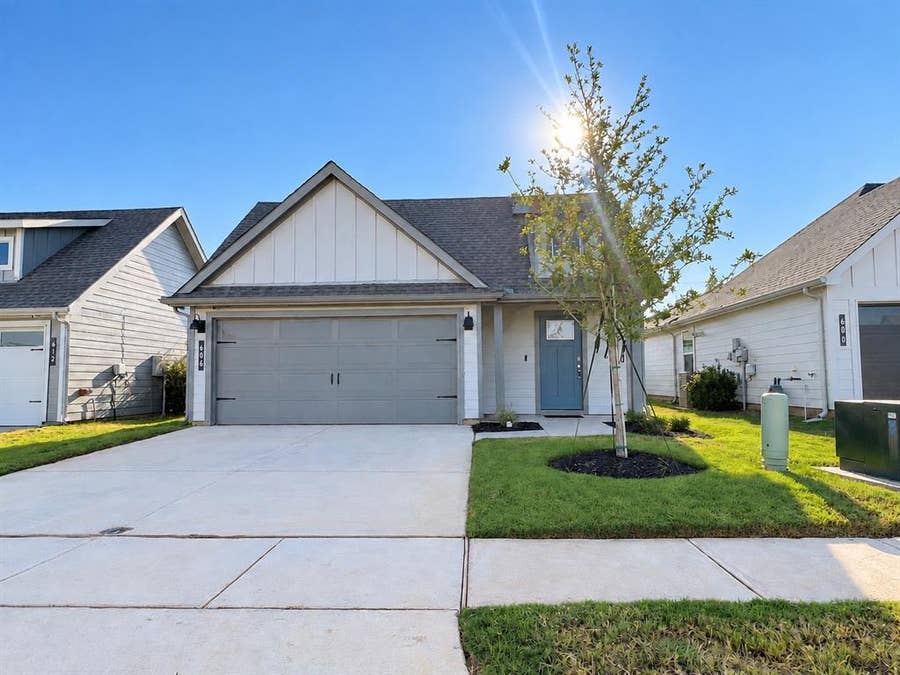 Property photo for 606 Capstone Circle, Granbury, TX