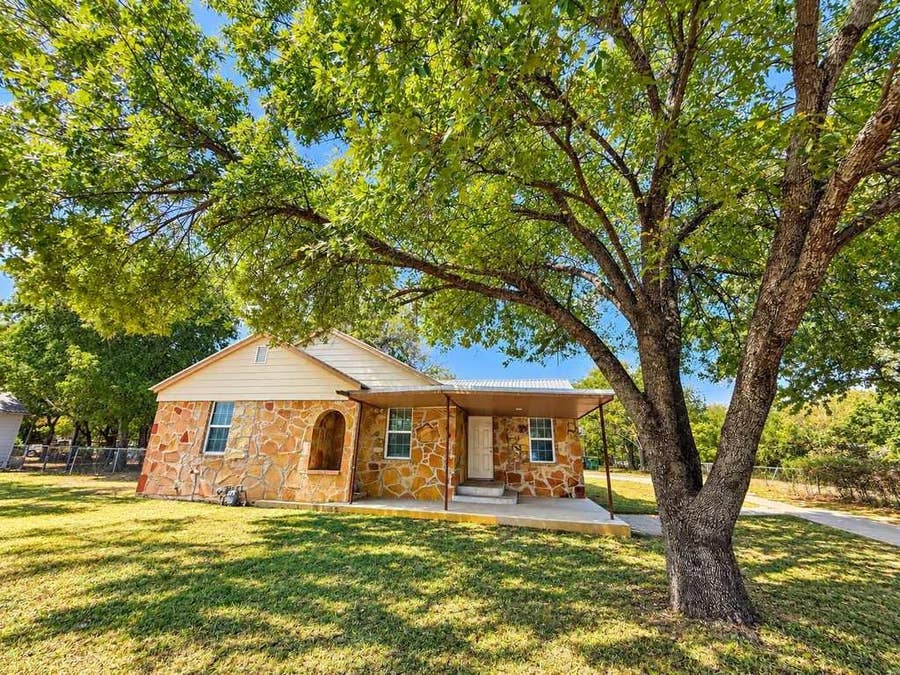 Property photo for 1115 W Main Street, Gatesville, TX