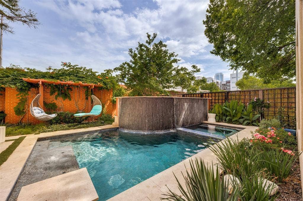 2203 Allen Street, Dallas, TX 75204 Refreshing Pool