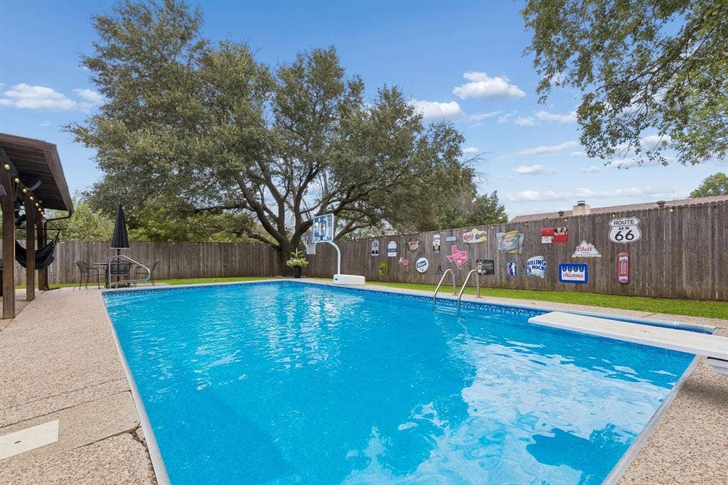 6512 Highview Terrace, Watauga, TX 76148 Chlorine pool with view of lush landscaping