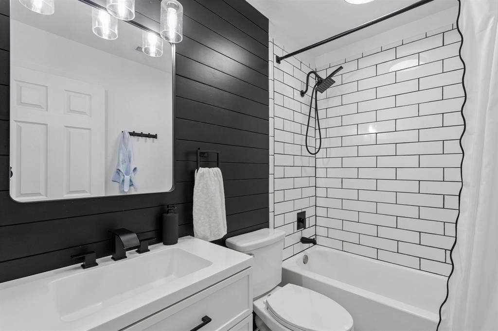 6512 Highview Terrace, Watauga, TX 76148 Fully remodeled guest bathroom located in-between guest bedrooms