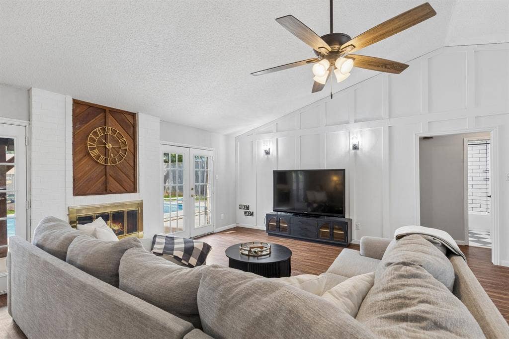 6512 Highview Terrace, Watauga, TX 76148 Living room