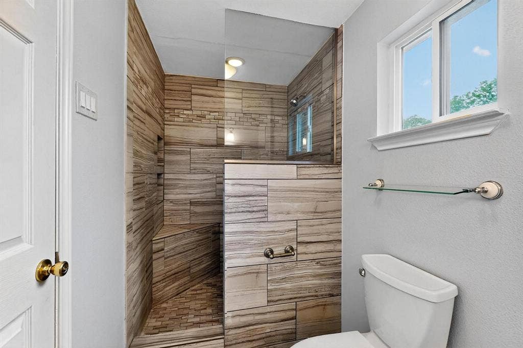 2927 Selma Lane, Farmers Branch, TX 75234 Full bath featuring walk in shower