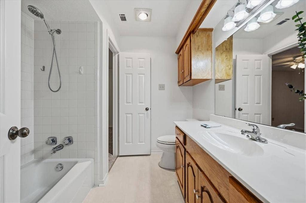 Jack-n-Jill bath, single sink, tub shower, linen cabinet over commode