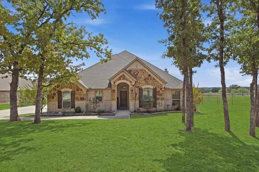 Property photo for 122 Post Oak Way, Weatherford, TX