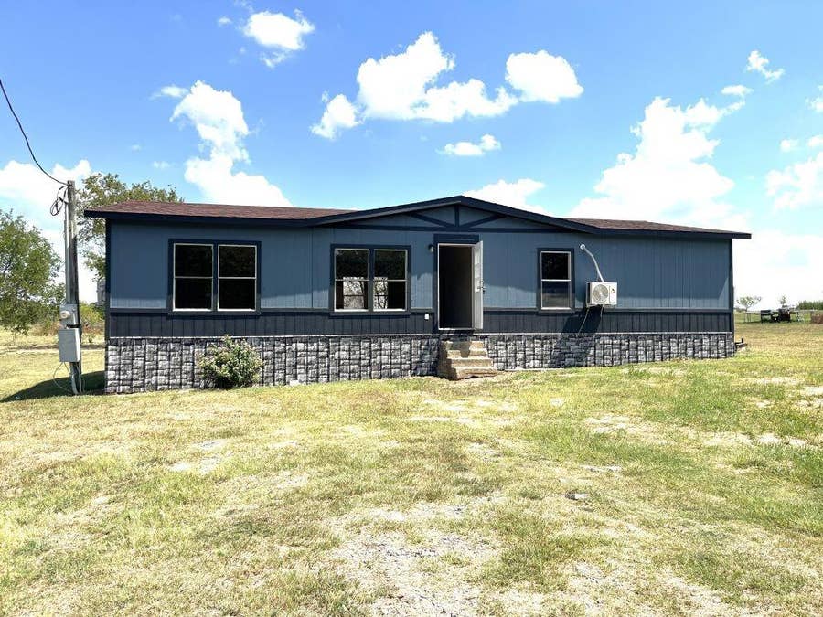 Property photo for 611 E Broadmore Avenue, Wills Point, TX