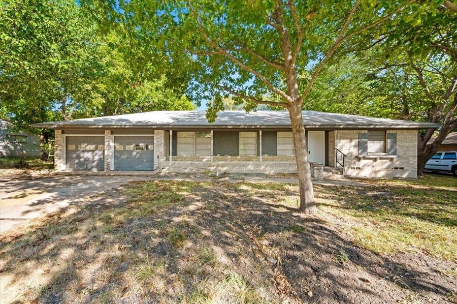Property photo for 305 Valleyglen Drive, DeSoto, TX