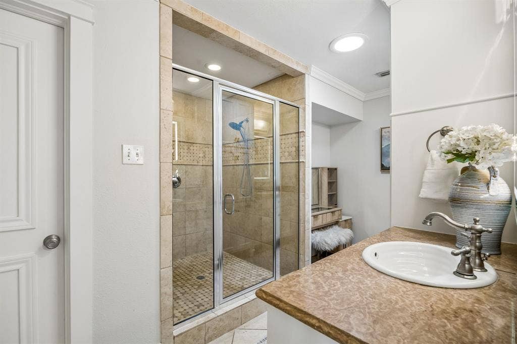 9946 Vistadale Drive, Dallas, TX 75238 9946 Vistadale Drive, Dallas, TX 75238