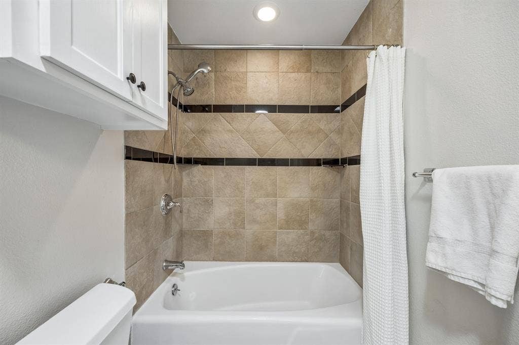 9946 Vistadale Drive, Dallas, TX 75238 9946 Vistadale Drive, Dallas, TX 75238