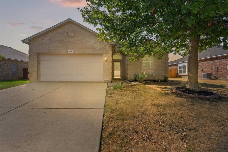 Property photo for 606 Poplar Vista Lane, Arlington, TX