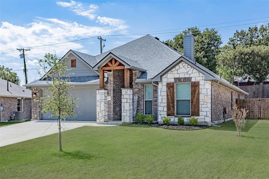 Property photo for 3919 Rose Hill Court, Denison, TX