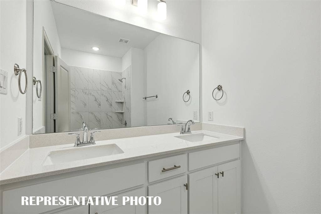 3727 Pierce Lane, Grand Prairie, TX 75052 Friends and family will feel right at home in this beautifully finished guest bath! REPRESENTATIVE PHOTO