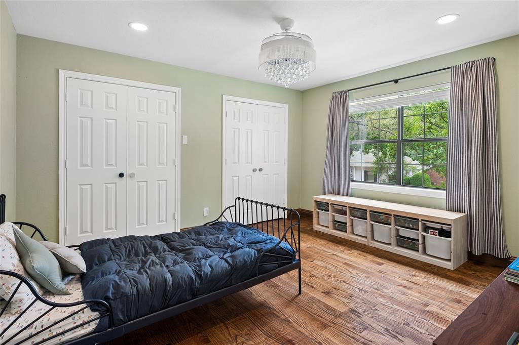 2001 Pebble Beach Court, Richardson, TX 75082 3rd bedroom boasts excellent natural light with jack and jill bathroom access.