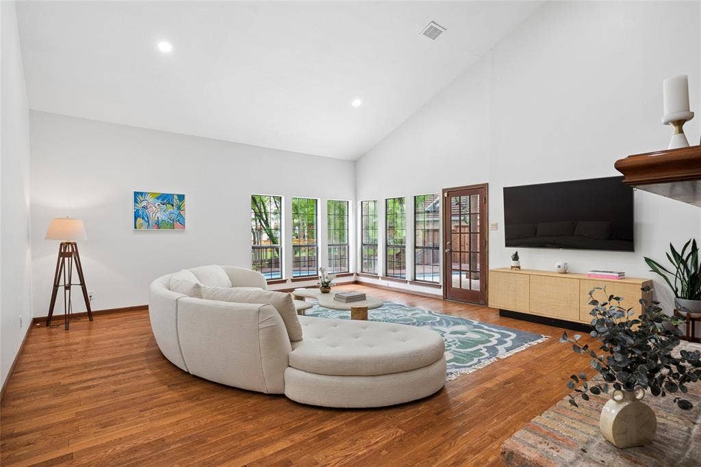 2001 Pebble Beach Court, Richardson, TX 75082 Spacious and open living area overlooks sparkling pool and scenic backyard.