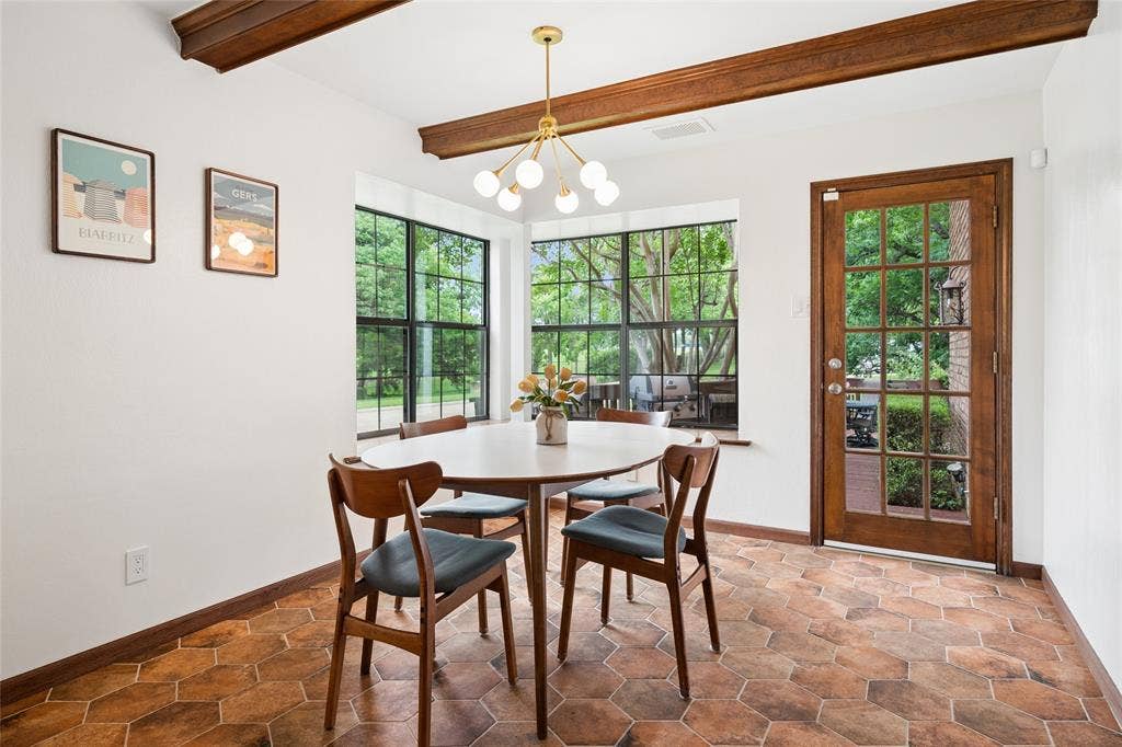 2001 Pebble Beach Court, Richardson, TX 75082 The breakfast area is perfectly positioned just off the kitchen providing a panoramic view of the yard and golf course.