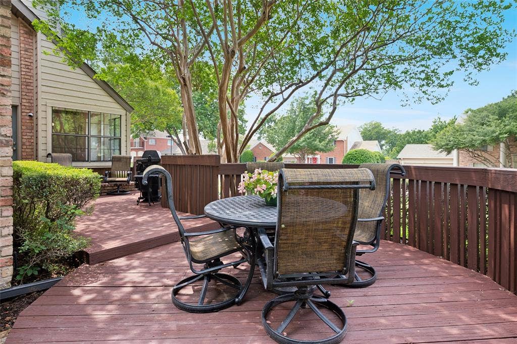 2001 Pebble Beach Court, Richardson, TX 75082 Side deck conveniently located just off the breakfast room and kitchen. Enjoy meals to the sound of birdsong in the trees.