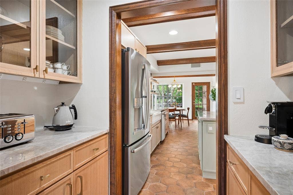 2001 Pebble Beach Court, Richardson, TX 75082 This butler's pantry adds beauty and function to the space with additional storage and direct access to the kitchen and dining area.