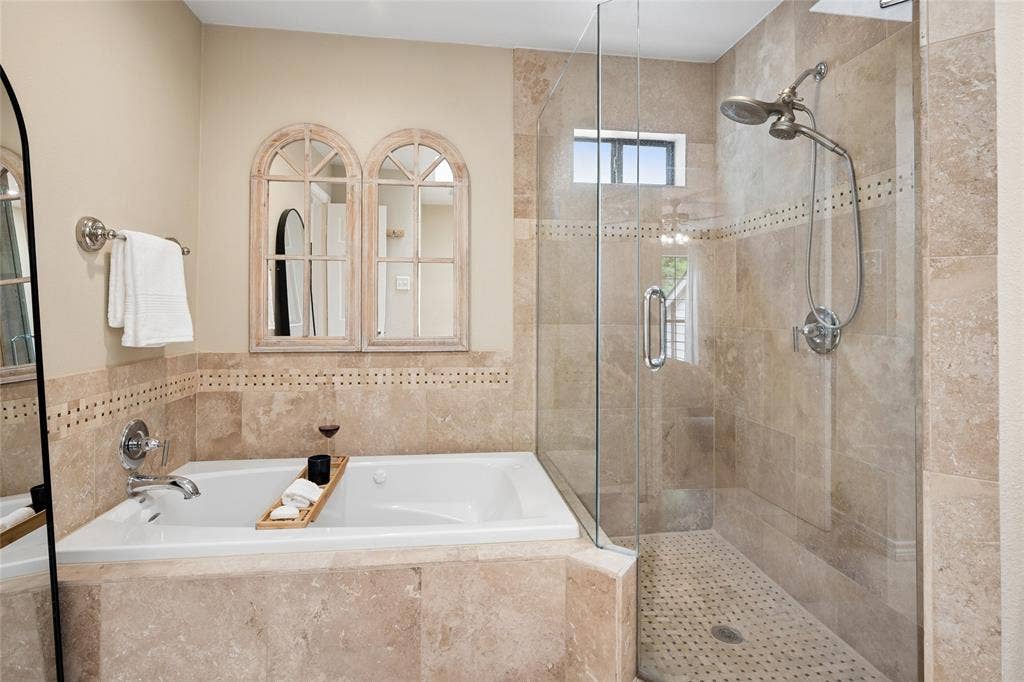 2001 Pebble Beach Court, Richardson, TX 75082 Unwind in the jetted tub or full surround tile shower.