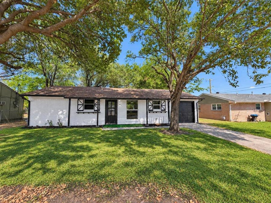 Property photo for 708 SW Southridge Drive, Burleson, TX