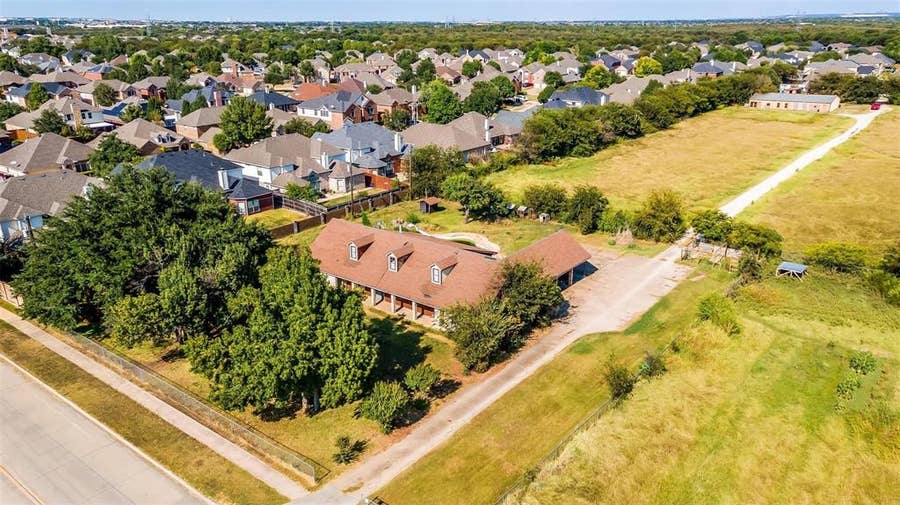Property photo for 6310 Webb Lynn Road, Grand Prairie, TX