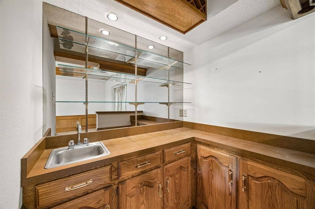 1913 Pecan Ridge Drive, Rowlett, TX 75088 Wet Bar