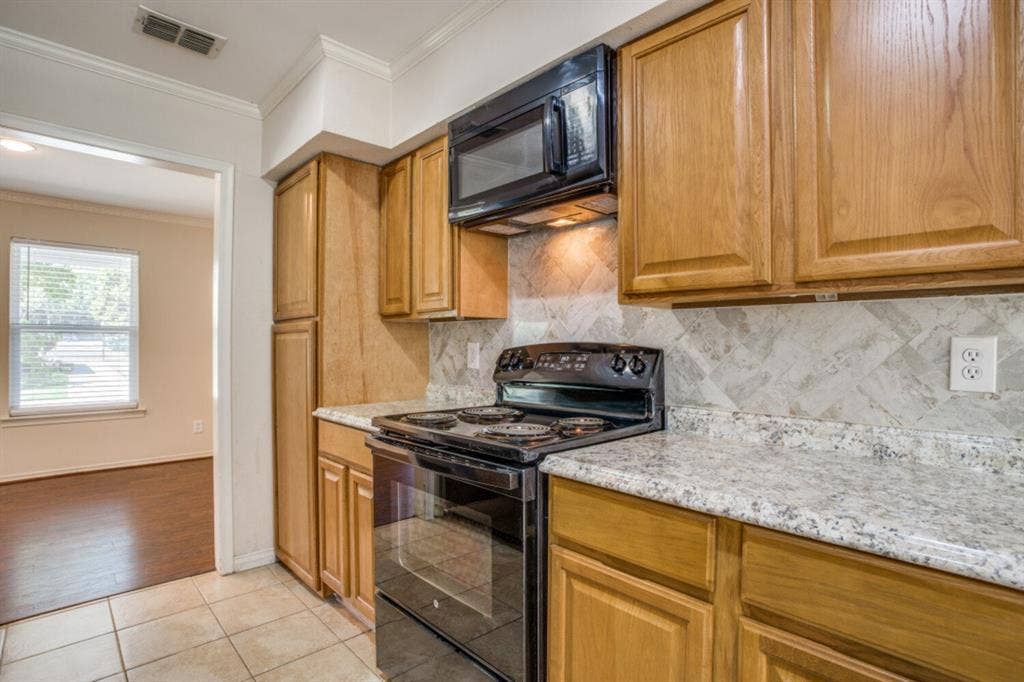 604 N Young Boulevard, DeSoto, TX 75115