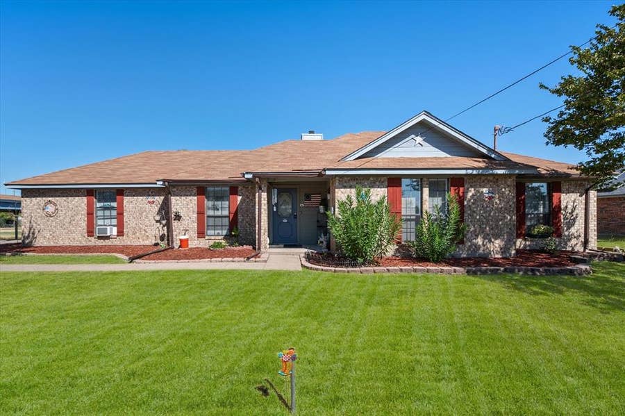 Property photo for 649 E Reindeer Road, Lancaster, TX