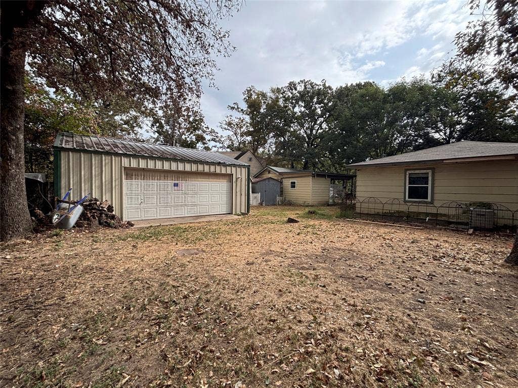 913 Woodland Trail, Tool, TX 75143 Garage in addition to x 2 carports