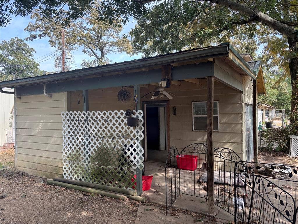 913 Woodland Trail, Tool, TX 75143 Detached structure with additional bathroom